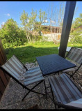 Jardinet été avec table à manger et transat à disposition