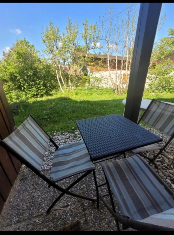 Jardinet été avec table à manger et transat à disposition